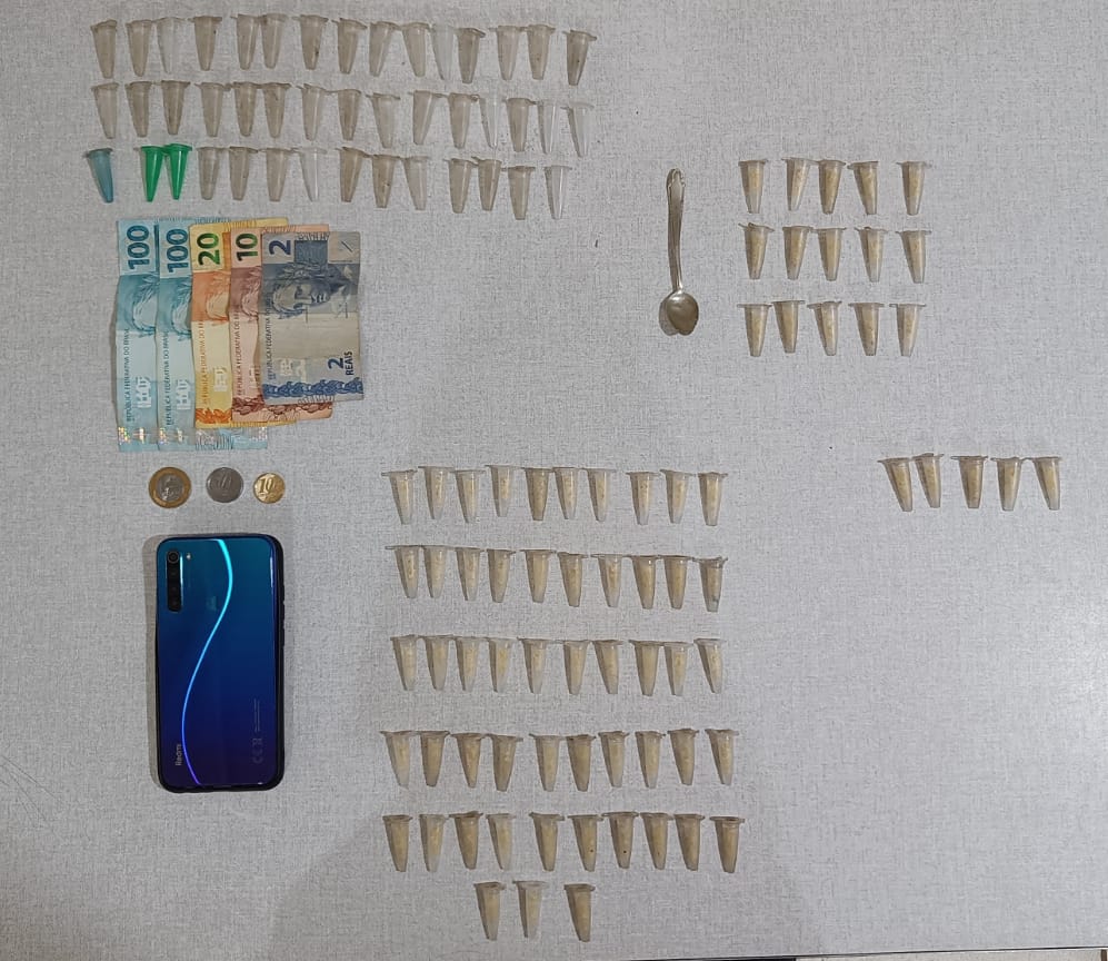 Drogas, dinheiro e celular apreendidos pela Força Tática